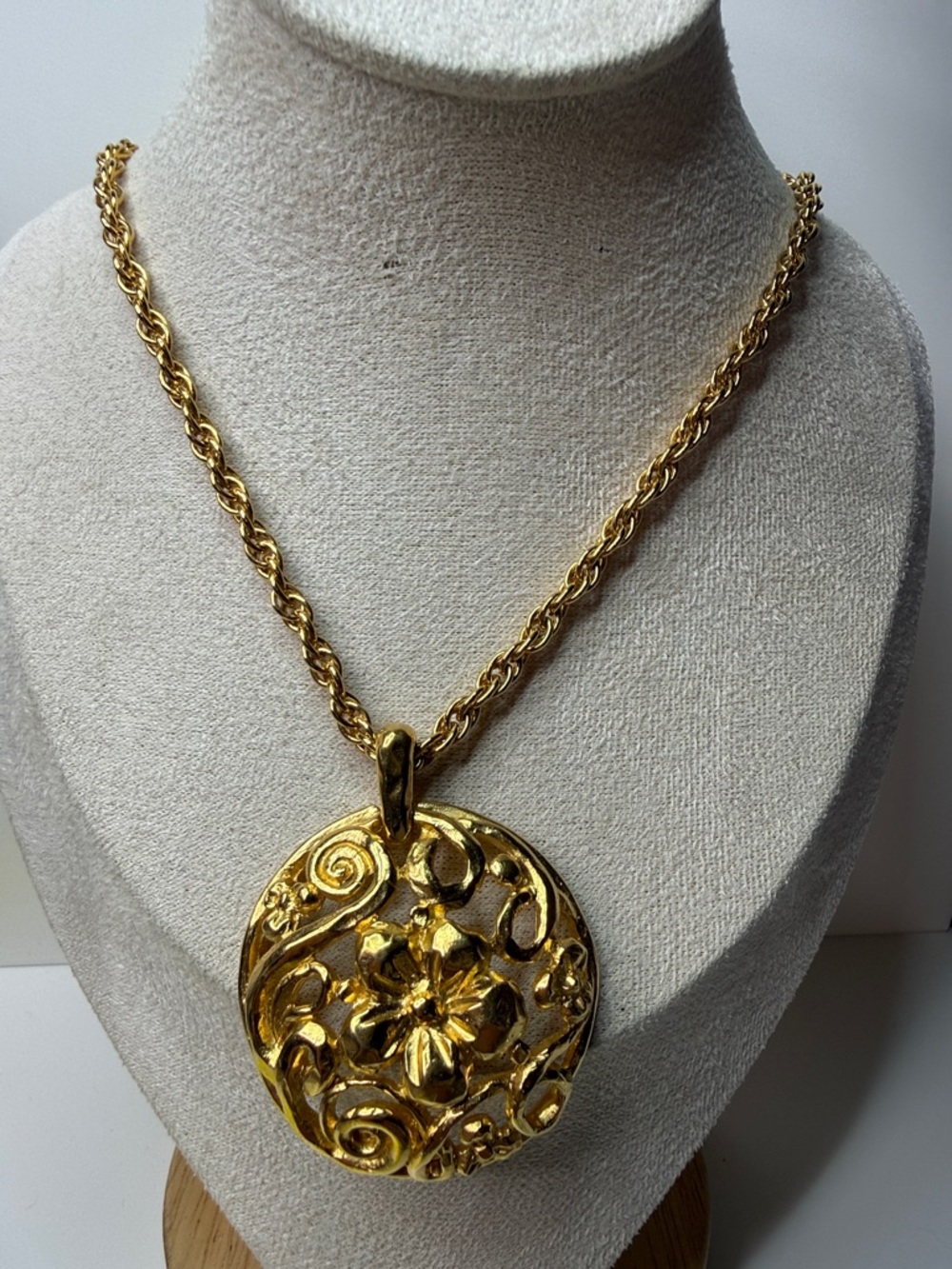 Vintage Trifari Gold Floral Medallion Pendant Necklace runway condition